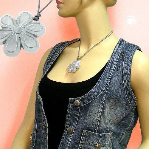 Kette 48mm Blume Kunststoff hellgrau - marmoriert Kordel grau 80cm