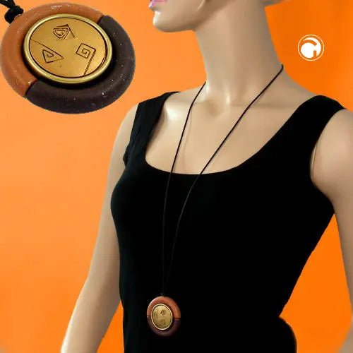 Kette 53mm Anhänger Kunststoff braunton - messingfarben Kordel braun 90cm