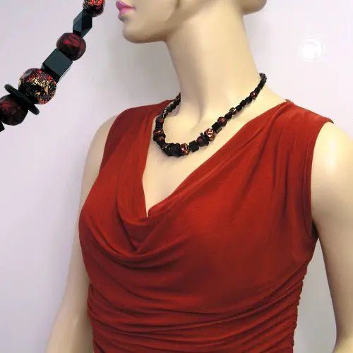 Kette Facettenperle schwarz und rot - gold - schwarz lackierte Kunststoffperlen 50cm