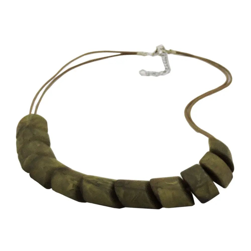 Kette Schrägperle Kunststoff olivgrün - marmoriert Kordel hellbraun 45cm