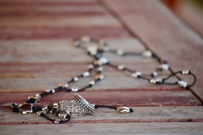 Die Faszination der Modeschmuck-Herstellung: Ein Blick hinter die Kulissen - Joyes Boutique