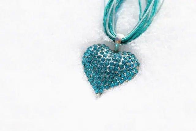 Modeschmuck vs. Echtschmuck: Ein Leitfaden zur Unterscheidung und Auswahl - Joyes Boutique
