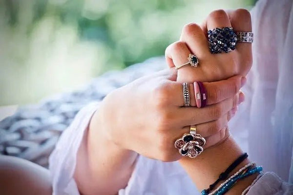 Schmuck vs. Modeschmuck: Eine Unterscheidung zwischen Wert und Stil