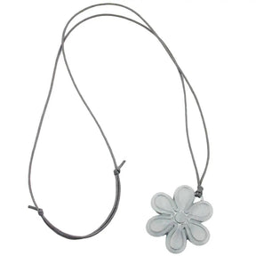 Kette 48mm Blume Kunststoff hellgrau - marmoriert Kordel grau 80cm