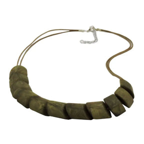 Kette Schrägperle Kunststoff olivgrün - marmoriert Kordel hellbraun 45cm